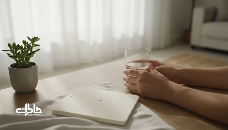 روتین صبحگاهی ۷ دقیقه‌ای برای آرامش و حضور؛ نور پنجره، لیوان آب و یادداشت کوتاه در خانه ایرانی