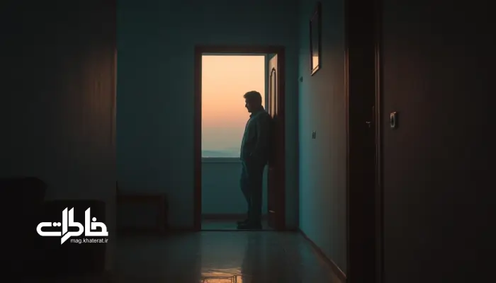 لحظه‌ی سکوت پیش از تصمیم؛ ایستادن کنار در، نور ملایم عصر و مکثی که آغاز تغییر است. مجله خاطرات