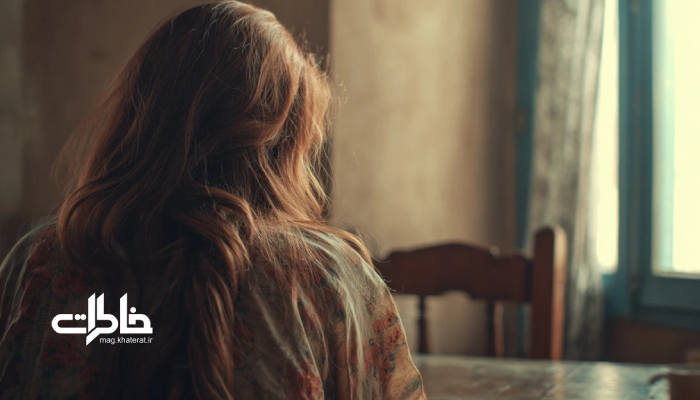 تصویر دختر ایرانی از پشت کنار پنجره با شانه در دست و گیسوی بلند روی شانهها؛ مرتبط با معنی اسم گیسو و حس لطیف و خاطرهساز آن.