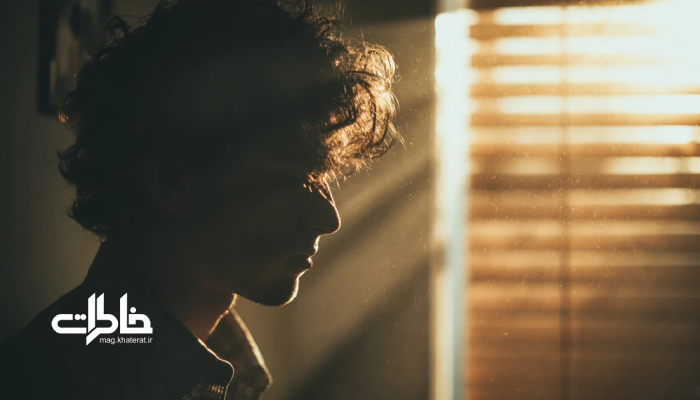 «تصویر مفهومی اسم حسام؛ نور خطی کنار پنجره که مرز روشن و تصمیم قاطع را تداعی میکند». مجله خاطرات