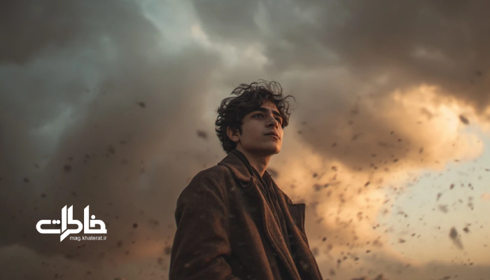پسر نوجوان با نام «طوفان» در باد شدید زیر آسمان طوفانی؛ حس نیرو، حرکت و دگرگونی. مجله خاطرات
