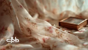 تصویر نوستالژیک با پارچه لطیف پرنیان و آلبوم عکس قدیمی، نماد اسم پرنیسا. مجله خاطرات