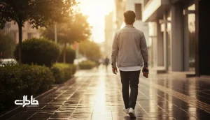 تصویر مرد ایرانی در حال قدم‌زدن آرام رو به جلو در خیابان تهران؛ مناسب مقاله معنی و حس اسم آراد