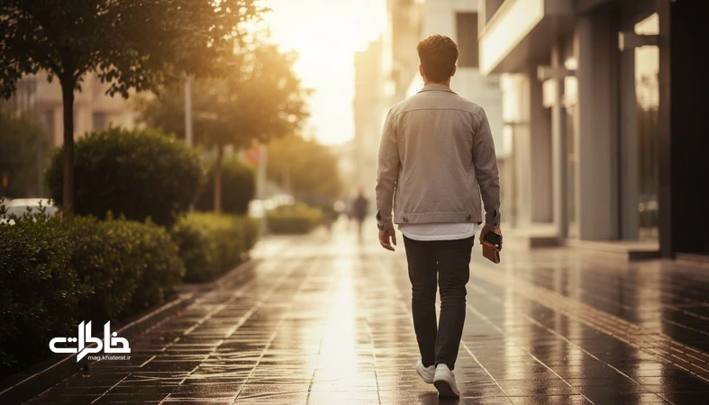 تصویر مرد ایرانی در حال قدمزدن آرام رو به جلو در خیابان تهران؛ مناسب مقاله معنی و حس اسم آراد