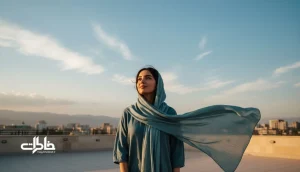 زن ایرانی روی پشت‌بام در حال نگاه‌کردن به آسمان آبی؛ تصویر شاخص مقاله درباره معنی اسم آسمان و خاطره‌سازی