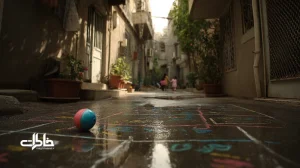 کوچه قدیمی آسفالت‌شده در محله‌ای ایرانی با توپ پلاستیکی و لی‌لی؛ نمادی از نوستالژی شهری و خاطره جمعی