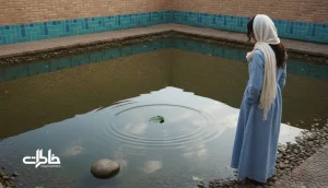 تصویر برکه ای آرام با آب شفاف و بازتاب آسمان، استعاره ای از سکوت روشن و خاطره های شفاف برای مقاله نام «برکه».مجله خاطرات