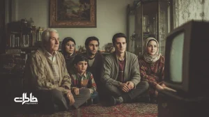 خانواده ایرانی در حال تماشای تلویزیون قدیمی با دکور دهه ۶۰؛ بازگشت سینمای امروز به حال‌وهوای نوستالژیک و حافظه جمعی