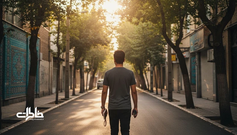 تصویر مرد جوان ایرانی در حال قدم‌زدن در خیابانی آرام با دفترچه یادداشت؛ مناسب مقاله معنی اسم دایان و حس مسیر و خاطره‌سازی