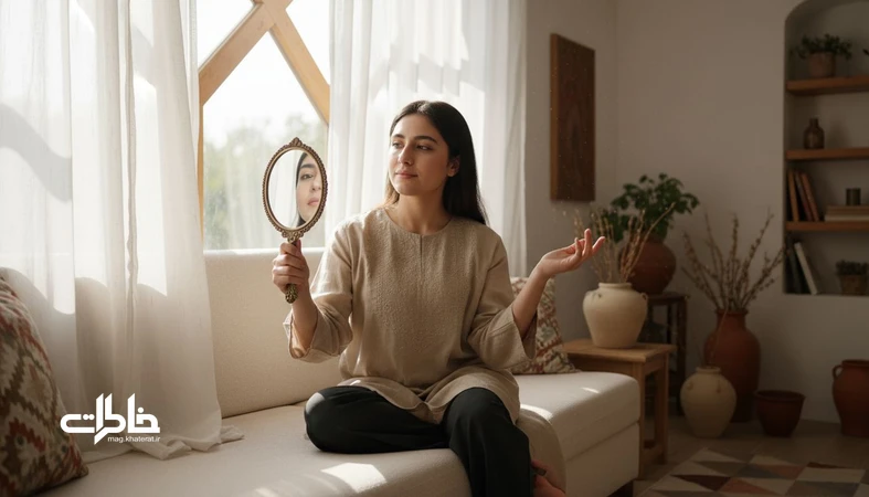 فردی ایرانی کنار پنجره با آینه دستی؛ نماد آینه درون و تبدیل خاطرات خجالت‌آور به پذیرش خود و مدیریت شرم