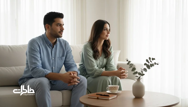 زوج ایرانی در خانه که کنار هم نشسته‌اند اما فاصله عاطفی دارند؛ تصویر مرتبط با طلاق عاطفی و نبود خاطره مشترک