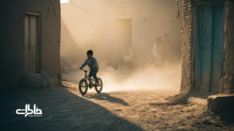 اولین دوچرخه‌سواری بدون کمکی کودک در کوچهٔ خاکی ایرانی با گرد و خاک و تشویق خانواده