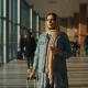 تصویر یک مسافر ایرانی در اولین سفر تنهایی با حس هم‌زمان آزادی و ترس از ناامنی در فضای ترمینال