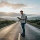 تصویر مرد جوان ایرانی در جاده کوهستانی پس از باران؛ حس طبیعت‌محور و خاطره‌ساز مرتبط با معنی اسم گرشا