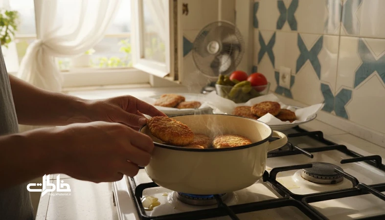 کتلت‌های روغن‌گرفته در قابلمه لعابی در آشپزخانه ایرانی در ظهر تابستان، همراه با بوی سرخ‌کردنی و چیدمان سفره
