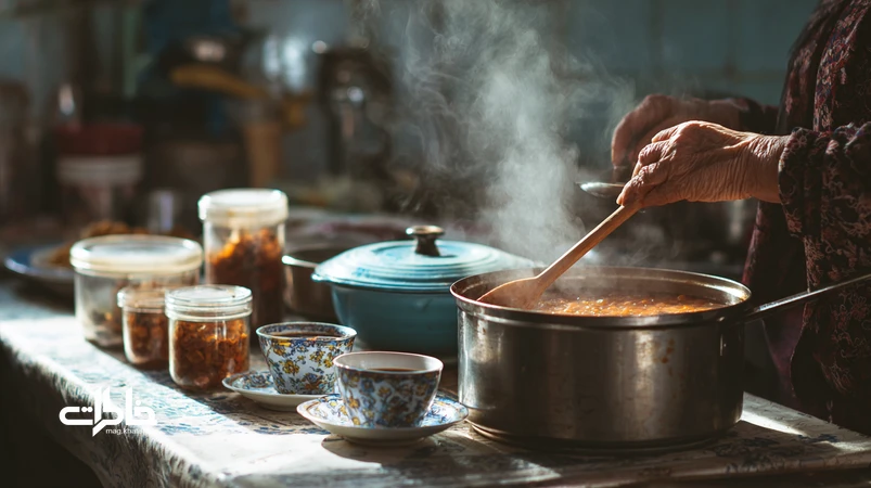 میانسالی در آشپزخانهٔ ایرانی؛ دست‌های یک زن میانسال کنار قابلمه و سرویس چای در فضای آپارتمانی، نماد خاطره و مراقبت روزمره