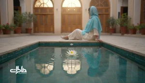 تصویر یک نیلوفر شکفته روی آب حوض حیاط ایرانی با نور ملایم؛ مناسب مقاله فرهنگی درباره اسم نیلوفر و خاطره‌سازی