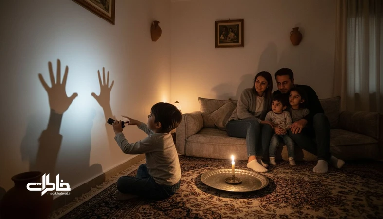 خانواده ایرانی در شب‌های برق‌رفته با شمع و چراغ‌قوه در حال سایه‌بازی روی دیوار و قصه‌گویی