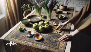 سفره هفت‌سین روی پارچه قلم‌کار اصفهان با نقش‌های اسلیمی و بته، در فضای خانه ایرانی و حس موزه‌بودن خانه