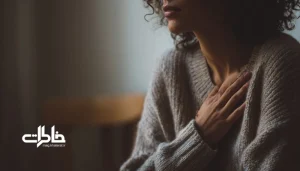 تصویری نمادین از لحظه‌ای درونی پیش از «نه گفتن»؛ فردی نشسته با شانه‌هایی کمی بالا آمده و دستی روی سینه، در نوری آرام و احساسی که مرزهای شخصی و خودآگاهی را نشان می‌دهد. مجله خاطرات