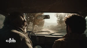 صحنه‌ای سینمایی از دو نسل درون یک ماشین ایرانی با صورت‌های نیمه‌در سایه و سایه‌درخت‌ها روی شیشه، الهام‌گرفته از سایه‌ها در سینمای کیارستمی و حافظه جمعی ایران