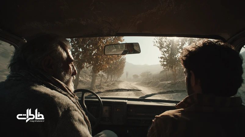صحنه‌ای سینمایی از دو نسل درون یک ماشین ایرانی با صورت‌های نیمه‌در سایه و سایه‌درخت‌ها روی شیشه، الهام‌گرفته از سایه‌ها در سینمای کیارستمی و حافظه جمعی ایران
