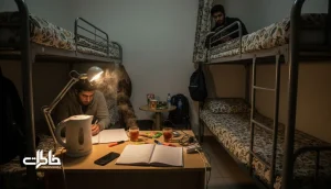 اتاق کوچک خوابگاه ایرانی با تخت‌های دوطبقه و چای‌ساز در شب‌های امتحان و فضای درس‌خواندن و بی‌خوابی جمعی
