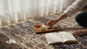 طراحی آیین شخصی با مدل زمان–نشانه–معنا در گوشه‌ای از خانه ایرانی با لیوان چای، دفترچه و نور پنجره