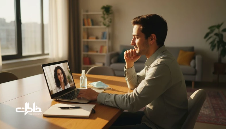 دوستی‌های آنلاین دوران کرونا؛ جوان ایرانی در خانه با تماس تصویری و یادگارهای قرنطینه روی میز_مجله خاطرات