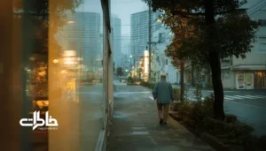 شخصی در حال پیاده‌روی در شهری ایرانی با نقشه‌ی قدیمی در دست؛ نماد تغییر شهر و پل‌زدن با خاطره‌درمانی بین گذشته و امروز_مجله خاطرات