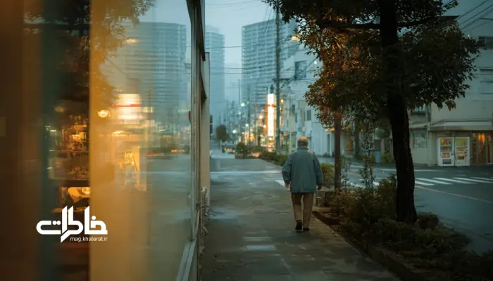 شخصی در حال پیاده‌روی در شهری ایرانی با نقشه‌ی قدیمی در دست؛ نماد تغییر شهر و پل‌زدن با خاطره‌درمانی بین گذشته و امروز_مجله خاطرات