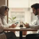 زوج جوان ایرانی در کافه با موبایل و نور چت؛ روایت بصری از کراش و سیتوایشن‌شیپ در رابطه آنلاین