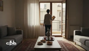 صحنه‌ای از خانه ایرانی با پنجره نیمه‌باز و کلید قدیمی؛ نماد حضور آرامِ آزادی در خاطرات و روایت‌های کهن ایرانی