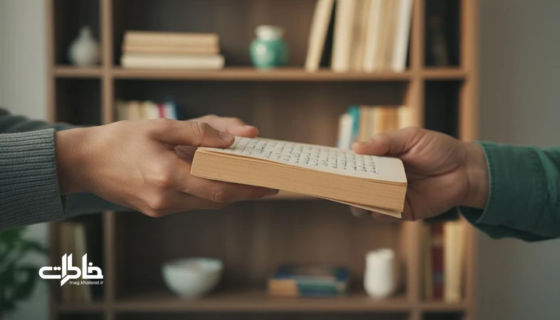 کتاب دست‌به‌دست با جلد فرسوده و حاشیه‌نویسی در حال انتقال بین دو نسل در یک خانه ایرانی