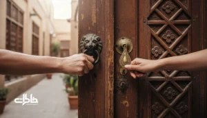 نمای نزدیک از در چوبی خانه ایرانی با دو کوبه فلزی و تاکید بر زبان بی کلام در زدن در فرهنگ خانه ایرانی