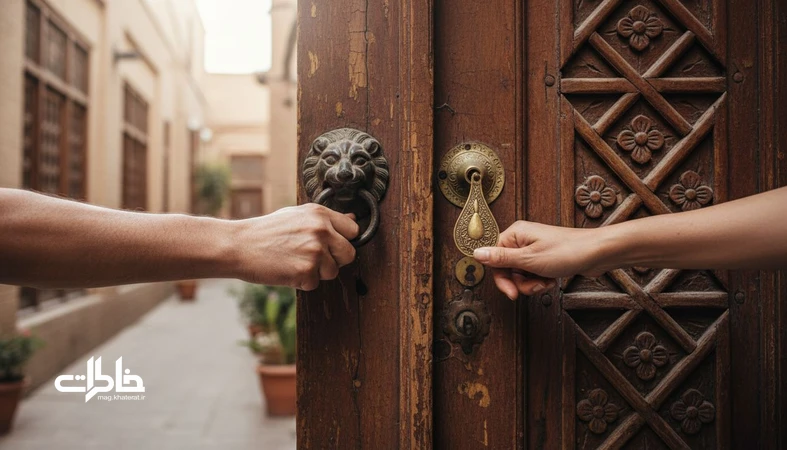 نمای نزدیک از در چوبی خانه ایرانی با دو کوبه فلزی و تاکید بر زبان بی کلام در زدن در فرهنگ خانه ایرانی