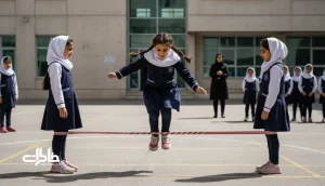 کش‌بازی در حیاط مدرسه ایرانی در زنگ تفریح؛ کودکان در حال پریدن از کش با خط‌کشی زمین و فضای نوستالژیک مدرسه