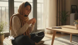 چهره یک جوان ایرانی کنار پنجره با هدفون و اشک؛ تصویر مفهوم گریه با موسیقی، حافظه و رهایی هیجانی