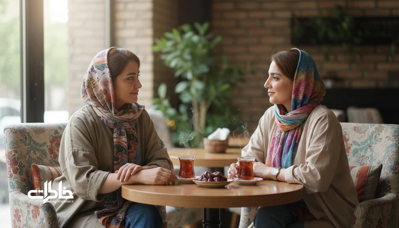 دو دوست قدیمی در کافه ای روشن در تهران، کنار استکان های چای؛ تصویری از رفاقت های قدیمی به عنوان آینه احساسی و خاطره مشترک