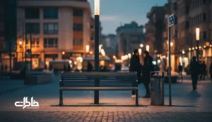 نمایی از نیمکت و چراغ خیابان در یک محله ایرانی؛ نشانه‌های کوچک شهر که با رفتارهای روزمره حافظه جمعی را شکل می‌دهند_مجله خاطرات