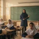 معلم ریاضی سخت‌گیر در کلاس درس با سکوت و انضباط؛ تصویر مفهومی از احترام و ترس مفید در فضای مدرسه ایرانی_مجله خاطرات