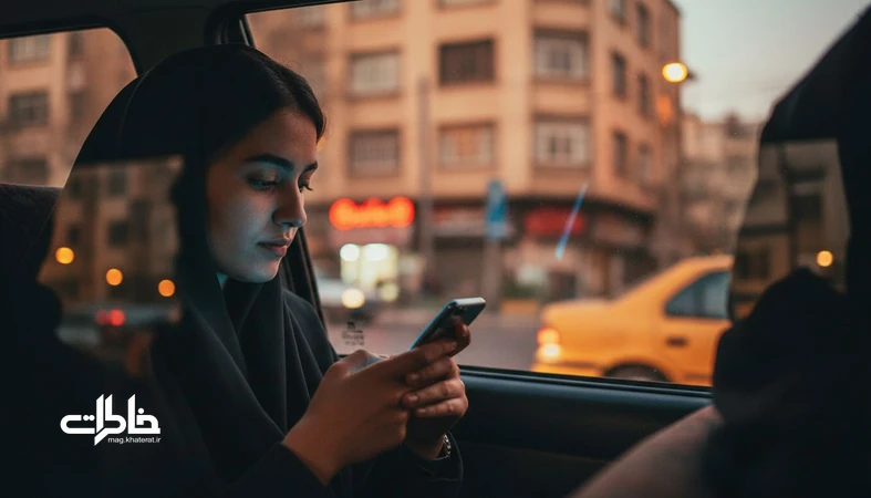 جوان بیست‌ساله در تاکسی خطی در ایران با نور گوشی در غروب؛ تصویر ترس از عقب‌ماندن و مقایسه‌های خاموش_مجله خاطرات