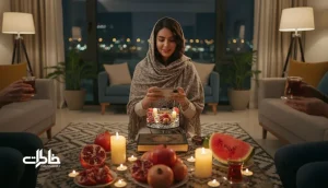 جوان ایرانی در خانه با نور گرم در حال ثبت لحظه با دوربین موبایل؛ نماد خاطره قاب شده و حافظه تصویری_مجله خاطرات
