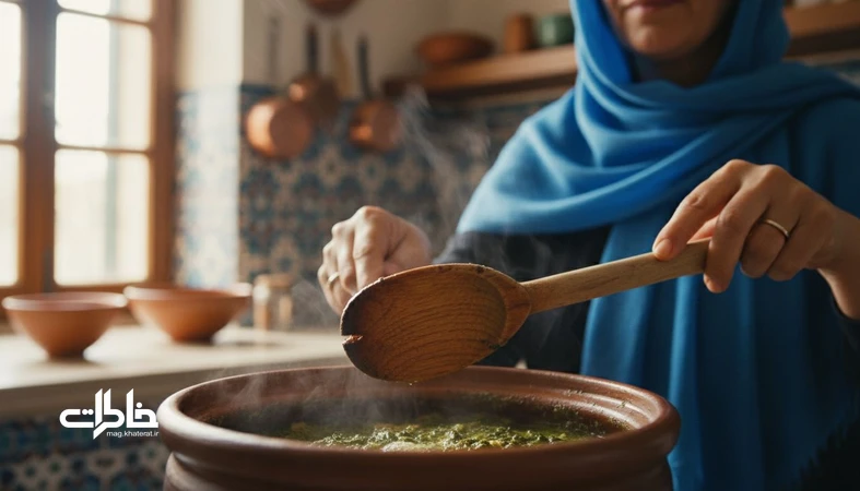 قاشق چوبی مادر در آشپزخانه ایرانی کنار قابلمه خورش؛ نماد حفظ مزه و ریتم پخت