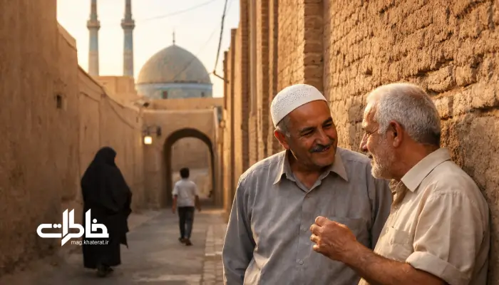 کوچه‌ی قدیمی یزد در نور عصرگاهی، گفت‌وگوی آرام همسایه‌ها کنار دیوارهای خشتی و معماری سنتی — مجله خاطرات