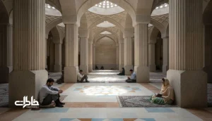نمای داخلی شبستان خنک با ستون‌های سنگی و نور فیلترشده؛ فضایی آرام برای مکث و جمع شدن
