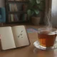 تصویر نوستالژیک از دفترچه یادداشت و چای کنار پنجره بارانی، الهام‌گرفته از حس یک اسم دخترانه که مثل دعا در گوش می‌ماند