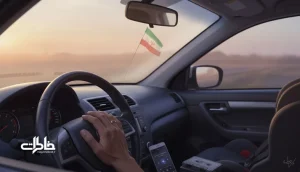 نمای نزدیک از دست روی فرمان در ماشین هنگام شنیدن «ای ایران» با حس بغض و خاطره جمعی