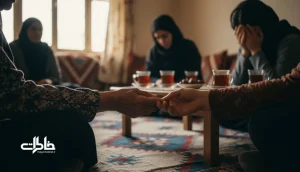 دست های دو نفر در مجلس سوگ با حال و هوای کردی؛ تصویر نمادین از واژه «هاوار» به عنوان صدای اندوه و فراخوان