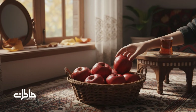 سبد سیب و چای کنار پنجره در یک عصر پاییزی ایرانی؛ تصویر نوستالژیک مرتبط با حس اسم دخترانه و بوی سیب
